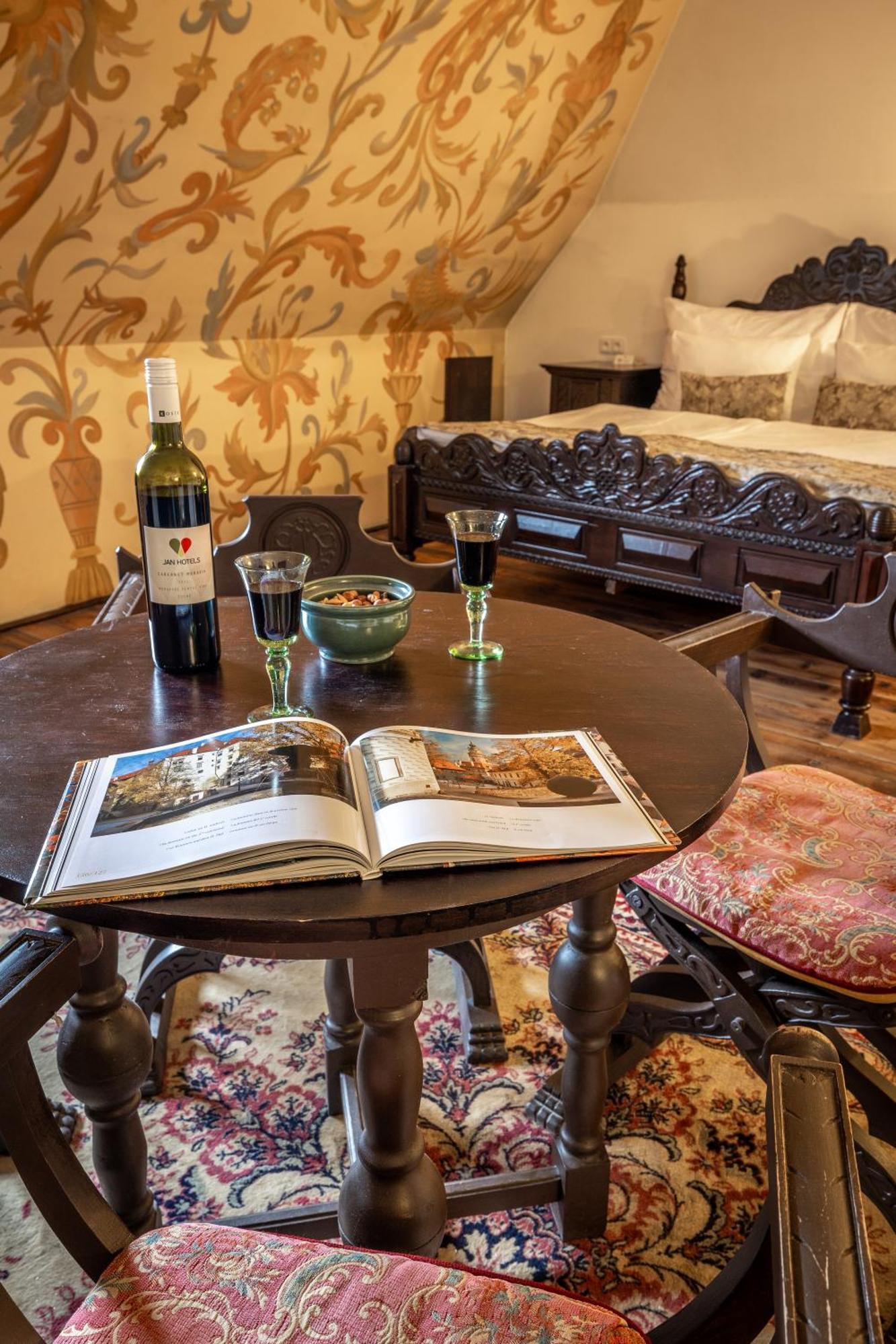 Hotel Ruze Cesky Krumlov Exterior photo A wine tasting at the winery